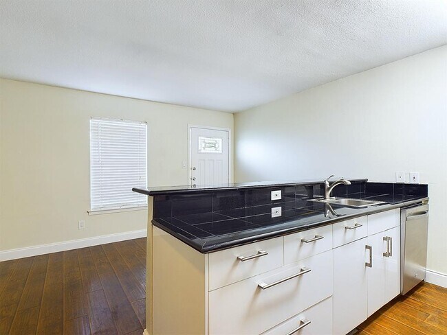 Building Photo - 2302 East Side Dr