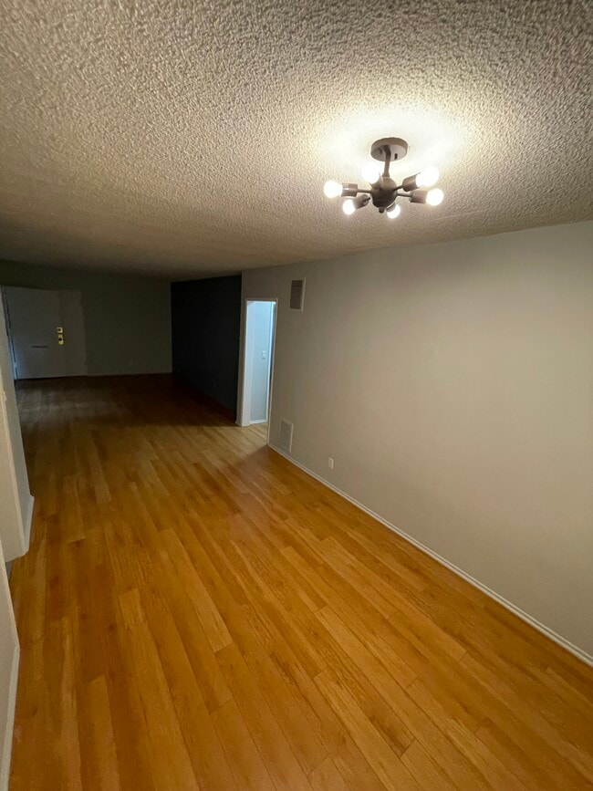 Building Photo - 906 N Sweetzer Ave