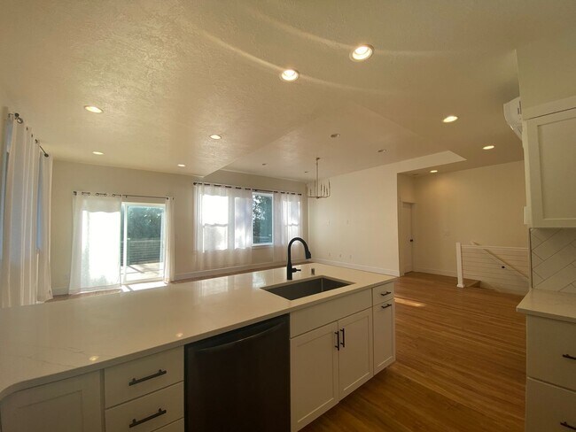 Building Photo - Mead School District-Upper unit Duplex 3 beds,2 bath Available June 1st.