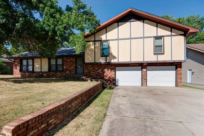 Building Photo - 3839 N Stewart Ave