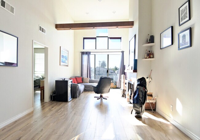 Foto del edificio - 5051 Rosewood Ave