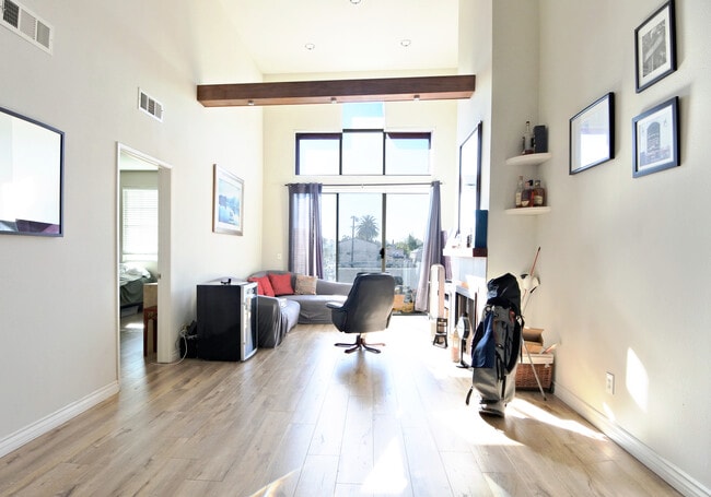 Building Photo - 5051 Rosewood Ave