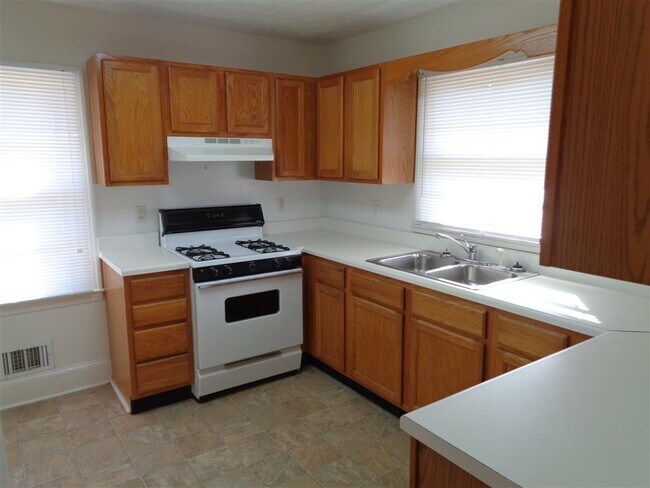 Building Photo - Welcome home! Like new condition! Fenced y...