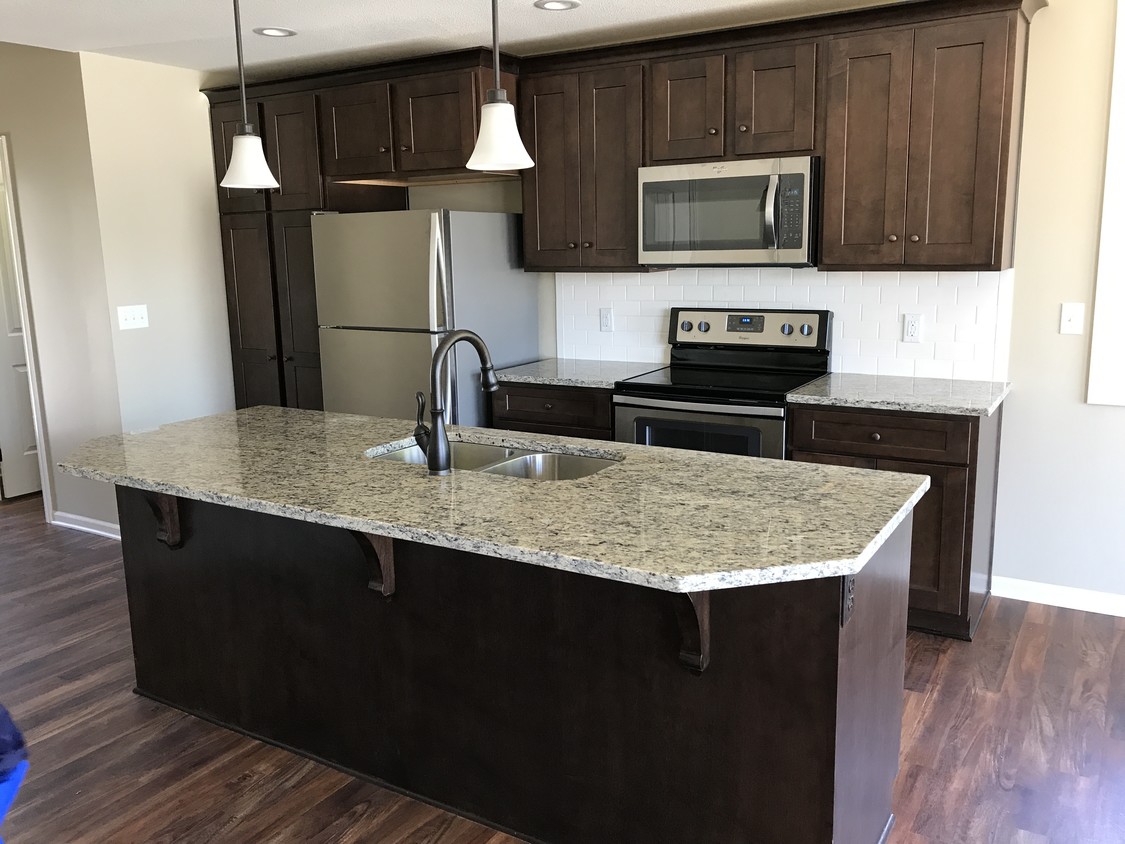 Foto principal - 3666 NE Akin Blvd