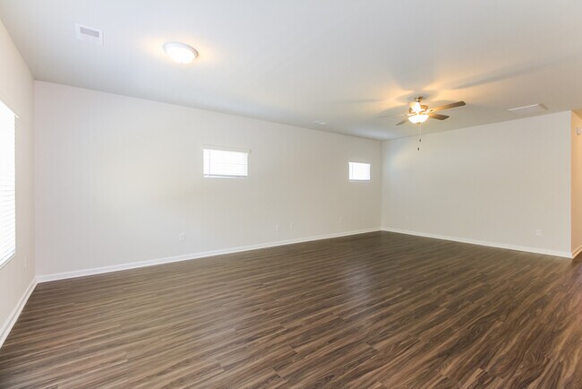 Foto del edificio - 215 Dorian Lp