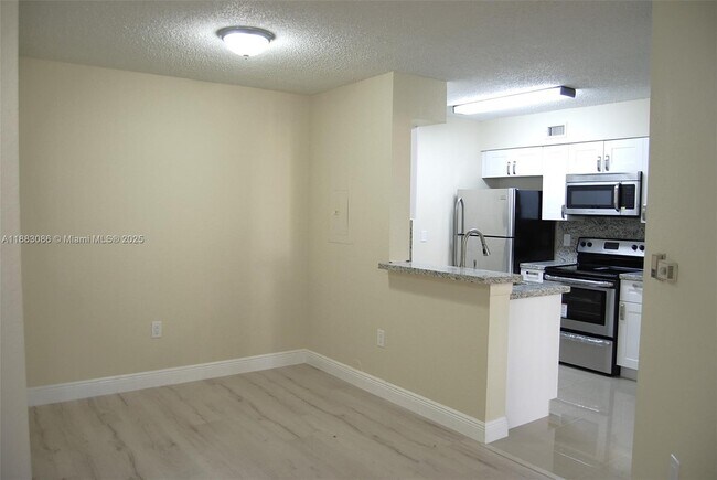 Building Photo - 2820 N Oakland Forest Dr