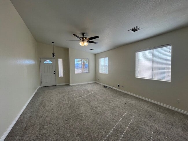 Building Photo - 4 Bedroom Pool Home