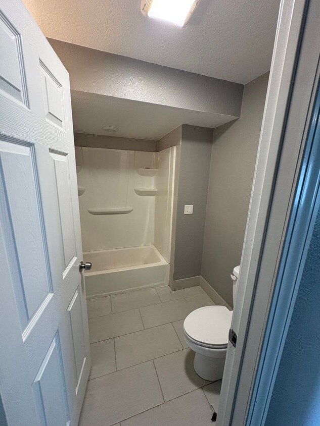 Building Photo - Clean 2 bedroom 1 bath With Tall Ceilings