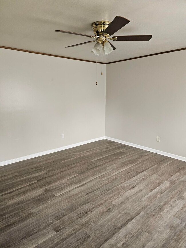 Building Photo - 3 BR/1.5 BA Brick Home