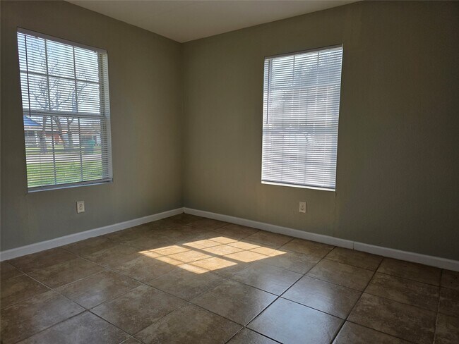 Building Photo - 1500 Oleander Dr