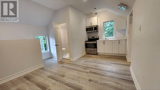 Building Photo - 325 Simcoe St S