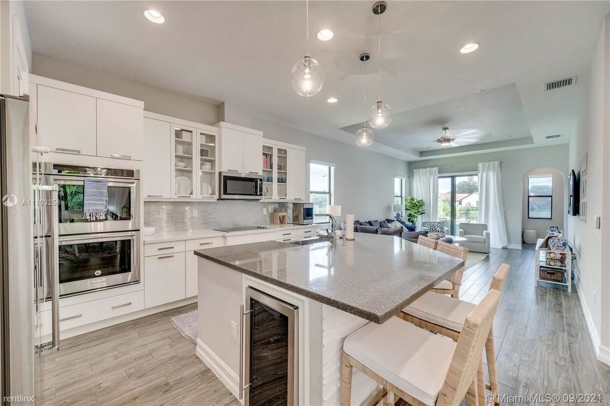 Primary Photo - 3 br, 2.5 bath House - 645 SW 113th Ln