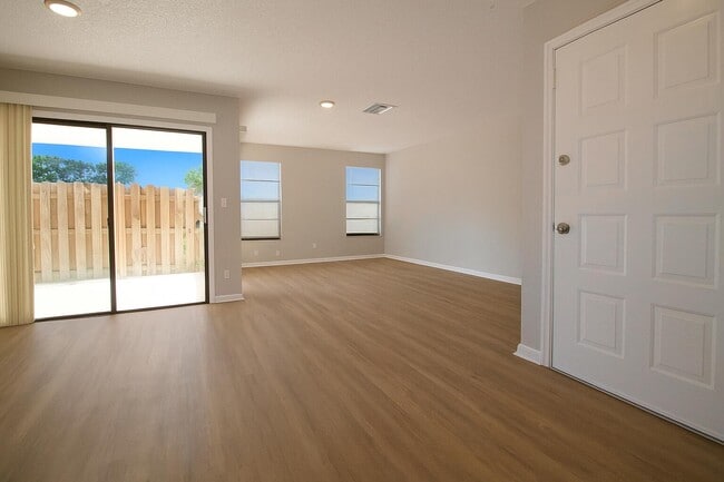Building Photo - 9204 Roan Ln