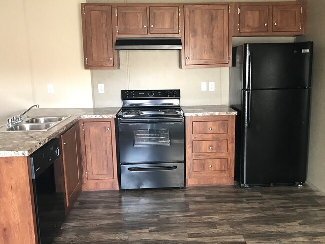 L-shaped Kitchen - 1515 Miller S Ave