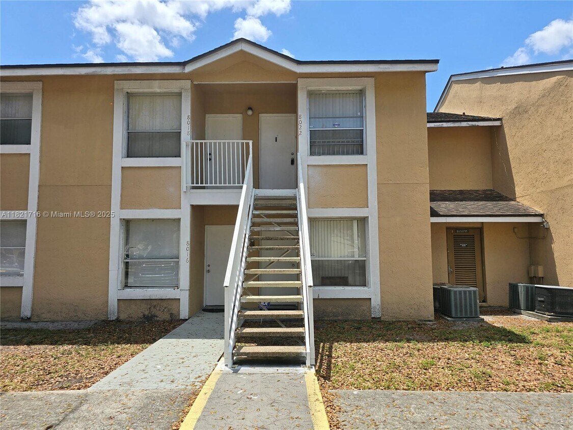 Foto principal - 8022 SW 21st Ct
