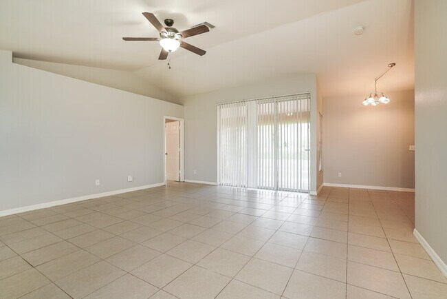 Foto del edificio - 8434 Bamboo Rd