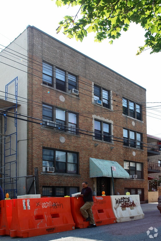 Building Photo - 3220 Radcliff Ave