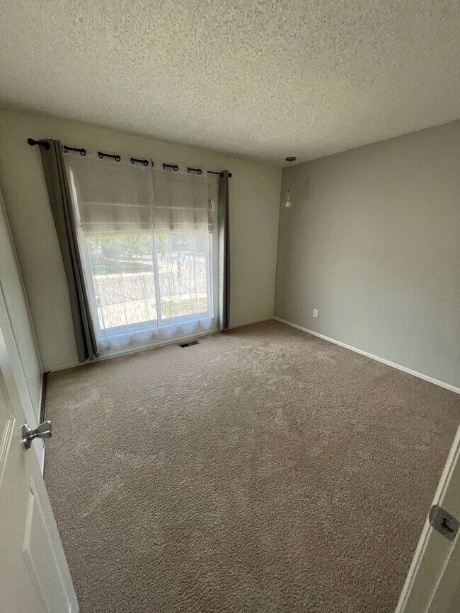 Building Photo - Waneka Lake Neighborhood 3 BED/2 BATH home...