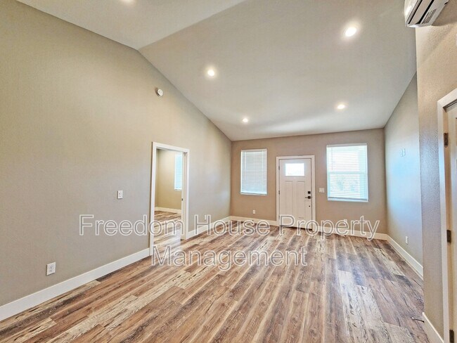 Building Photo - 2071 S Highland Ave
