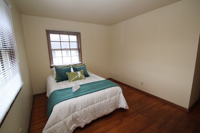 Dormitorio - 8900-8916 W Howard Ave