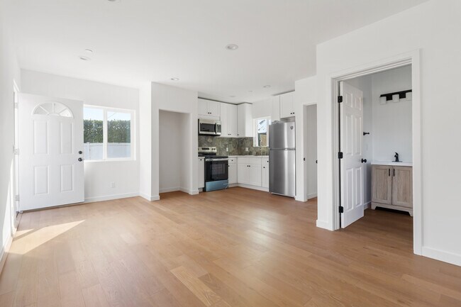 Foto del edificio - 15838 Chatsworth St