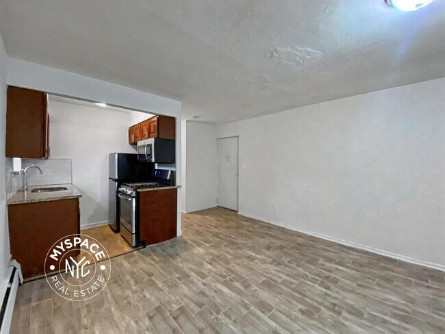 Foto del edificio - 8706 Dumont Ave