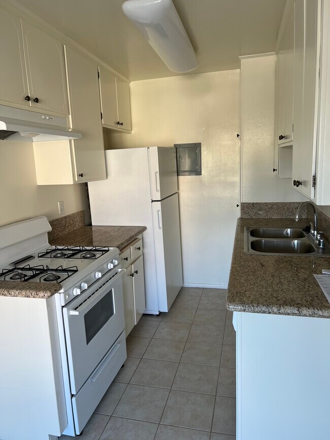 Kitchen - 1755 Purdue Ave