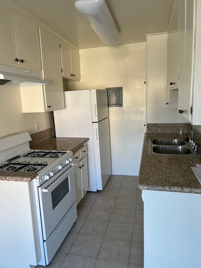 Kitchen - 1755 Purdue Ave