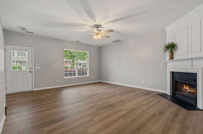Building Photo - 3-Bed Townhouse in Leesville District