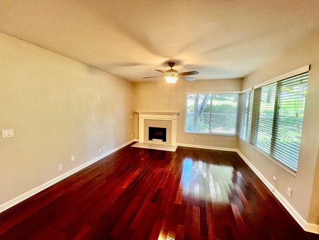 Building Photo - Welcome to this spacious 3 bedroom, 2 bath...