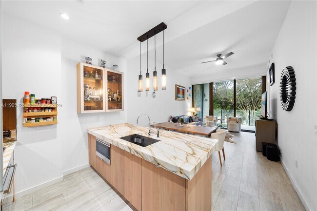 Foto del edificio - 2831 S Bayshore Dr