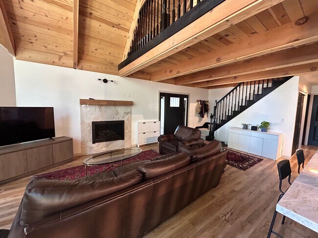 Foto del edificio - Beautifully Remodeled Chalet in Great Loca...