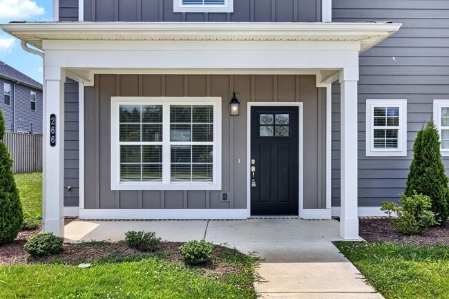 Building Photo - Luxury Townhome