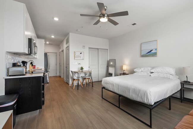 Building Photo - 633 E Main St