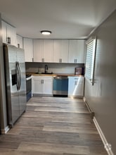 Building Photo - 402 Hanshue St