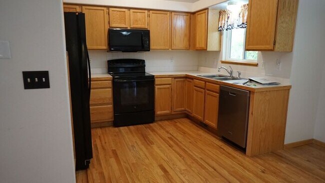 Building Photo - 324 Saturn Dr