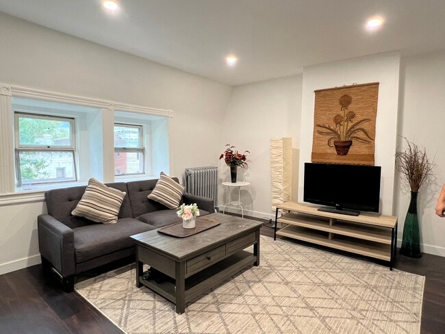 1 bedroom unit - Livingroom - 1861 Mintwood Pl NW