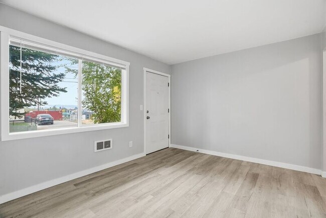 Building Photo - 547 E Fairview Ave