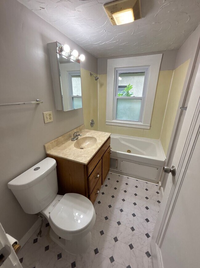 Building Photo - Beautiful 3 bedrrom 1 bathroom House in Minneapolis!