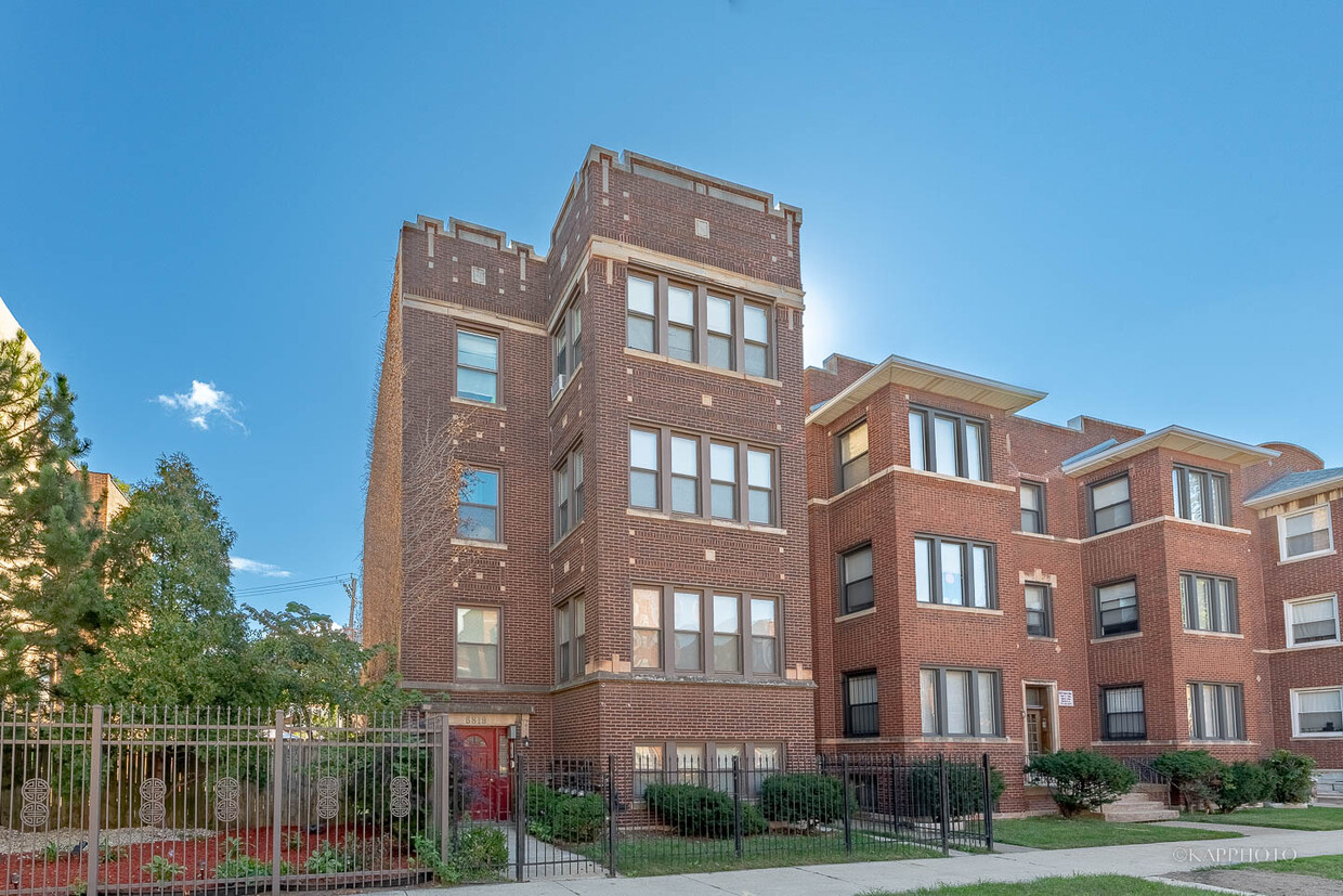 Foto principal - 6819 S Ridgeland Ave