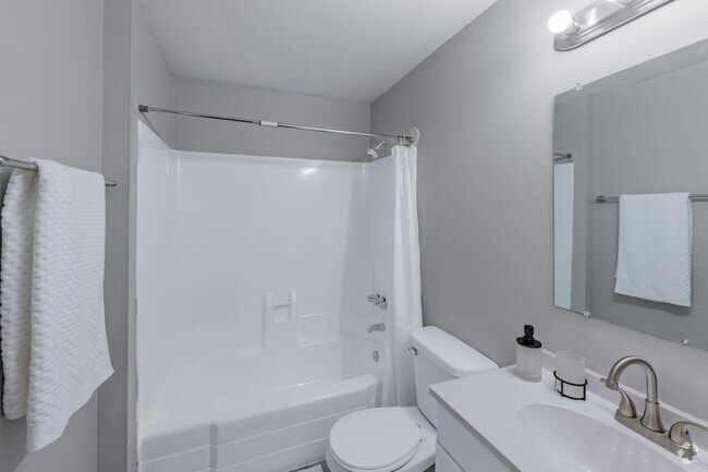 2 habitaciones, 1 baño - 743 pies cuadrados - Baño - Parkwood Terrace