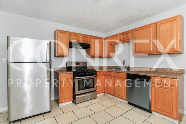 Building Photo - Cozy Three Bedroom w/Spacious Backyard
