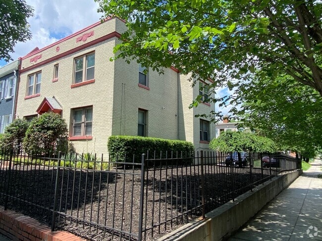 Building Photo - 1618 Isherwood St NE