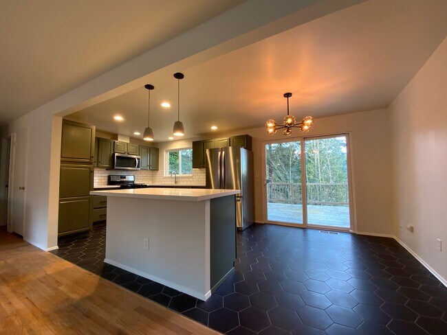 Foto del edificio - Extremely Spacious 5bd/2bth Split Level Home!