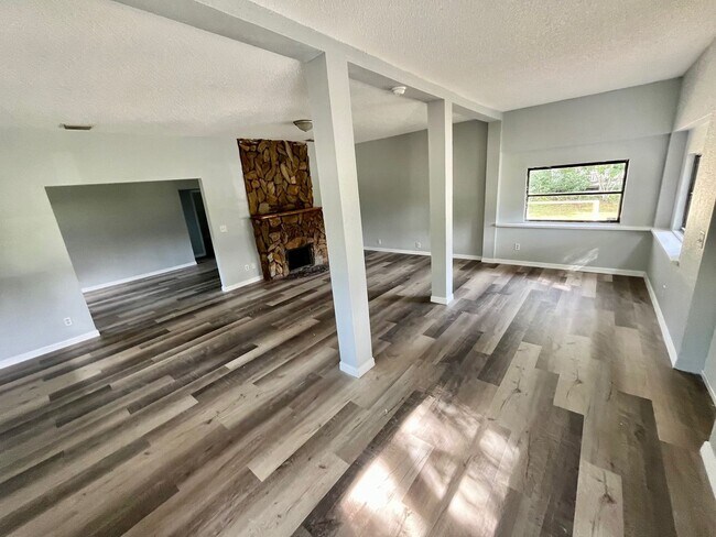 Foto del edificio - HUGE Dade City 3BR/1BA/1 Car Garage Home w/Tons of Living Area! NO APPLICATION FEE!