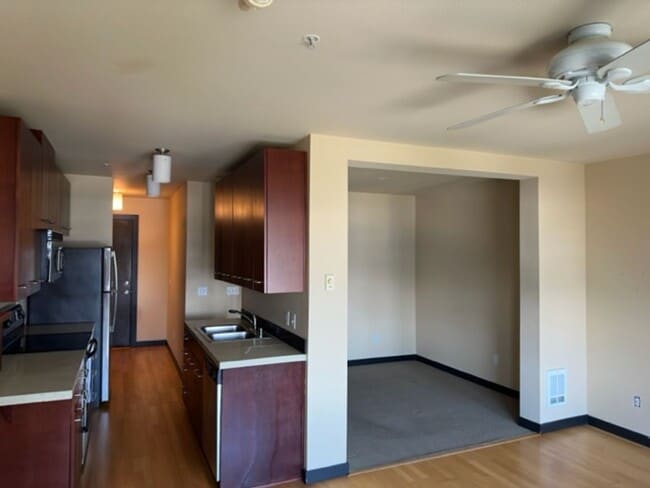 Building Photo - Ideally Located Seattle Open 1 Bed Unit w/ Breathtaking Views!