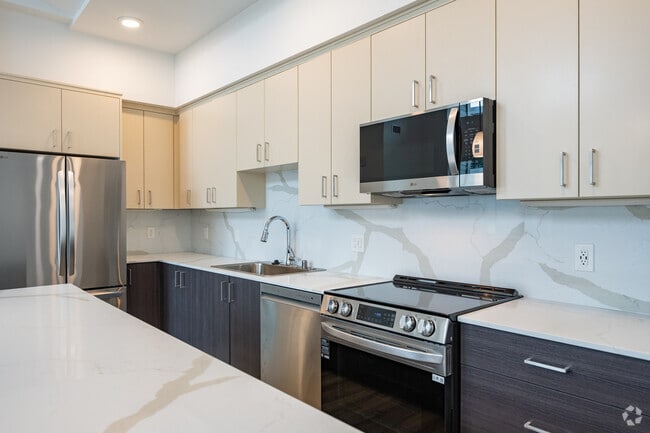 2BR, 2BA - 1,110SF - Kitchen - Ventana on First