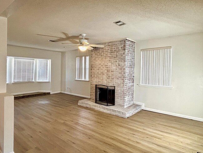 Building Photo - 401 Crystal Ln