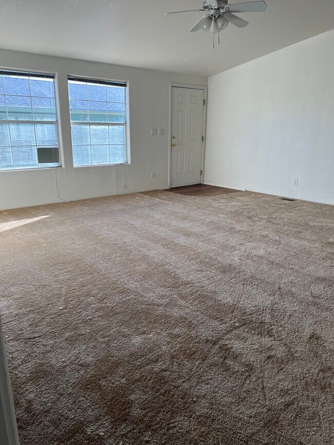 Building Photo - 3 bedroom by U of A!
