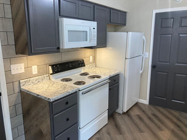 Foto del edificio - Renovated 2 Bedroom Apartment
